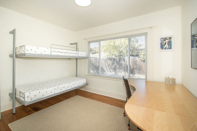 Building Photo - Charming Bungalow in Desirable Community Center Neighborhood!