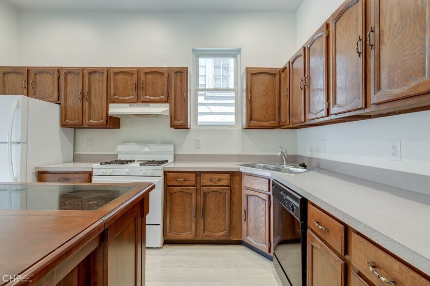 Kitchen - 1224 W Barry Ave