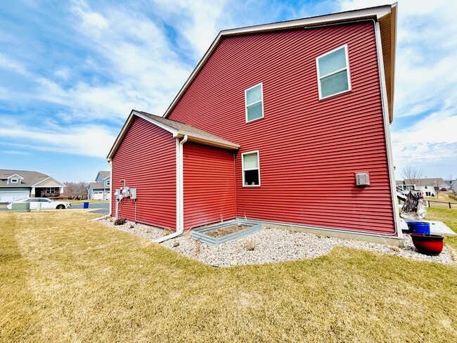 Building Photo - Solar Home!  Beautiful 4bed/3bath Single Family Home in Shakopee