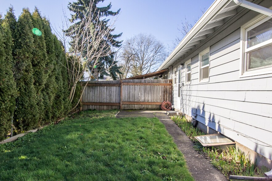 Building Photo - 8608 SE Bybee Blvd