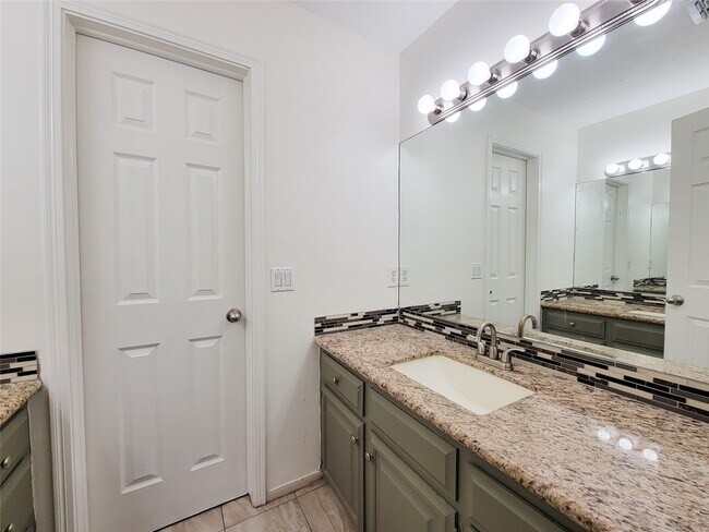 Building Photo - 4717 Country Club View