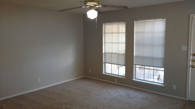 Building Photo - 1302 Hollow Creek Dr