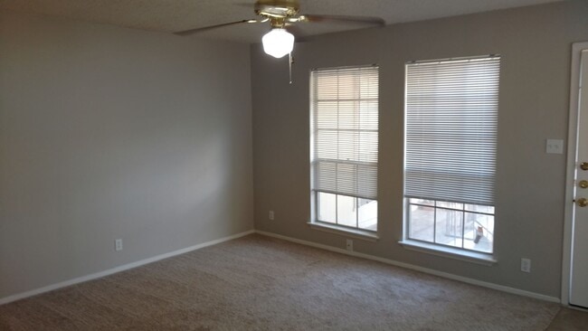Building Photo - Cool 4-Plex walking distance to Zilker Park and Barton Springs