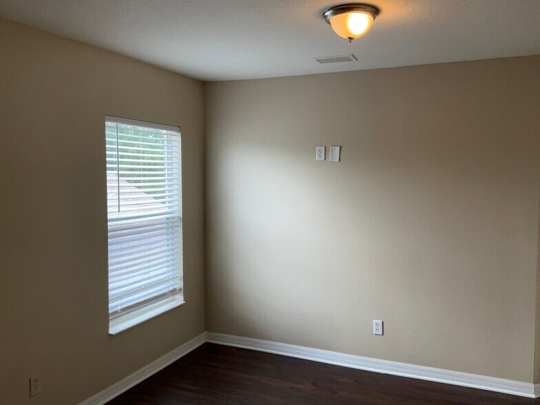 Building Photo - 15031 Skip Jack Loop