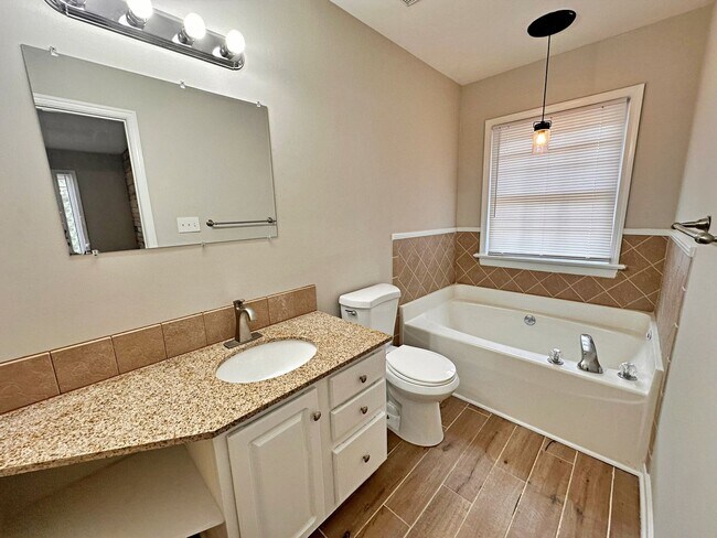 Building Photo - Updated Home in the Heart Of Chesterfield