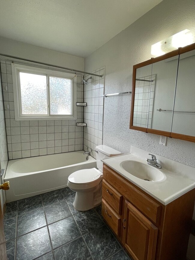 Building Photo - 3 Bed, 1 Bath Home for rent. One level living!