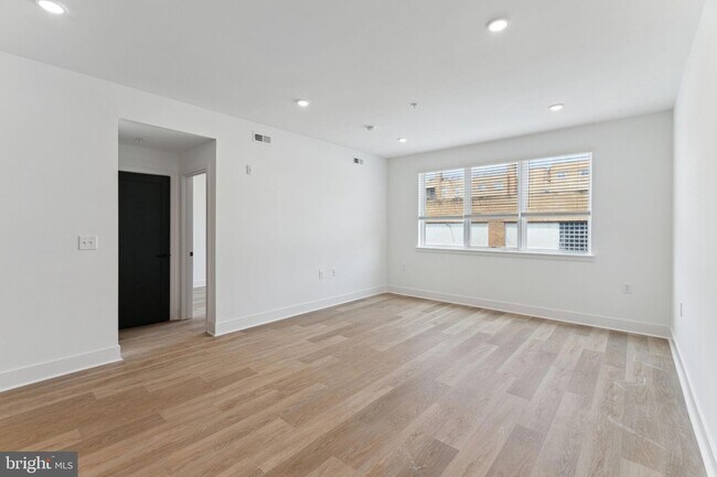 Building Photo - 1419 W Grange Ave