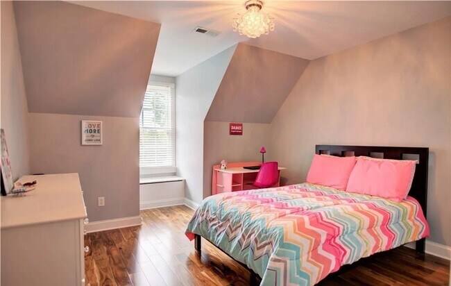 Building Photo - 4 bedroom/ 3.5 bathroom- Stonehouse