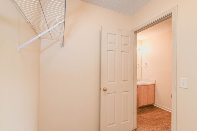 Building Photo - 3 Bedroom, 2 Bath Home with Fully Fenced Yard – Pet Friendly!