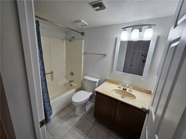 Building Photo - 1800 Club House Dr
