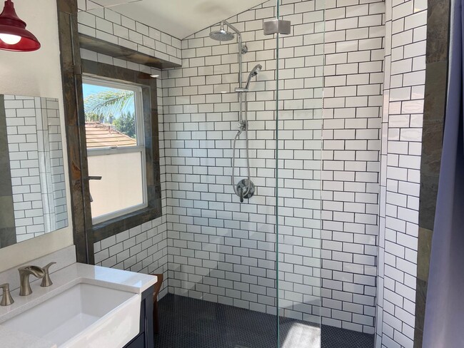 Building Photo - Upgraded 3 bedroom in Bonita with Amazing ...