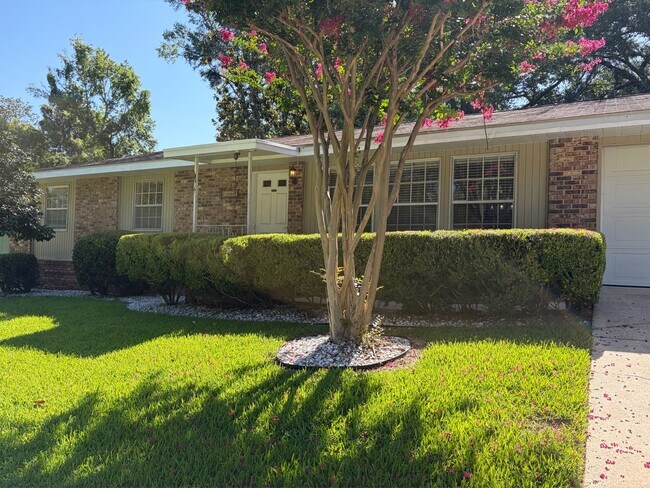 Building Photo - 1301 Bonnie Dr