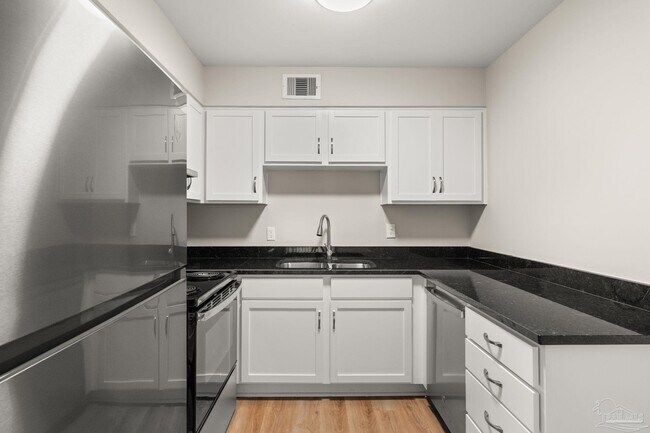 Building Photo - 75 Nightingale Ln