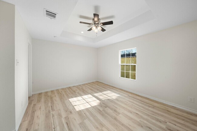 Building Photo - 305 E Humble St