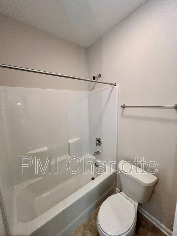 Building Photo - 1135 Overlake Dr