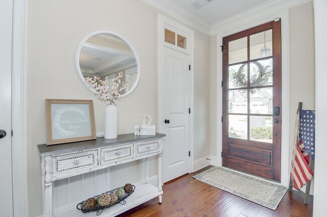 Building Photo - Gorgeous 5-Bedroom 3.5 Bath Home