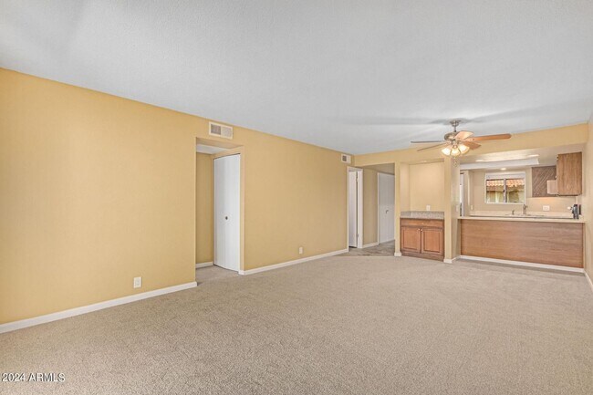 Building Photo - $500 OFF!!!!  at MOVE-IN -GREAT LOCATION -...
