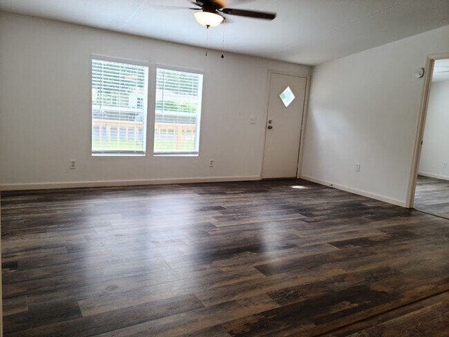 Building Photo - Updated 3 bed 2 bath