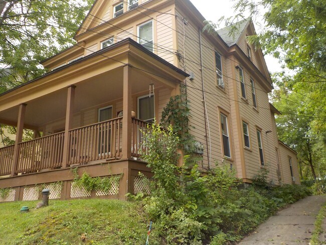 Building Photo - AVAILABLE 6/1/2026 Beautiful First Floor A...