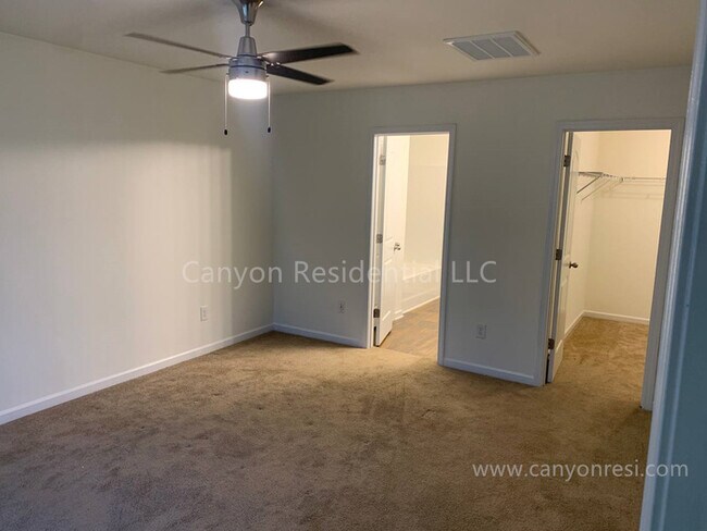 Building Photo - Recently Renovated!!Beautiful 4BR home.