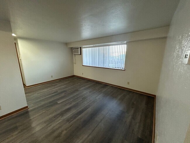 Building Photo - 2 bedroom 1 bath ground floor apartment