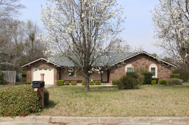 Building Photo - 3 Bedroom 2 Bath W/ Garage Hephzibah!