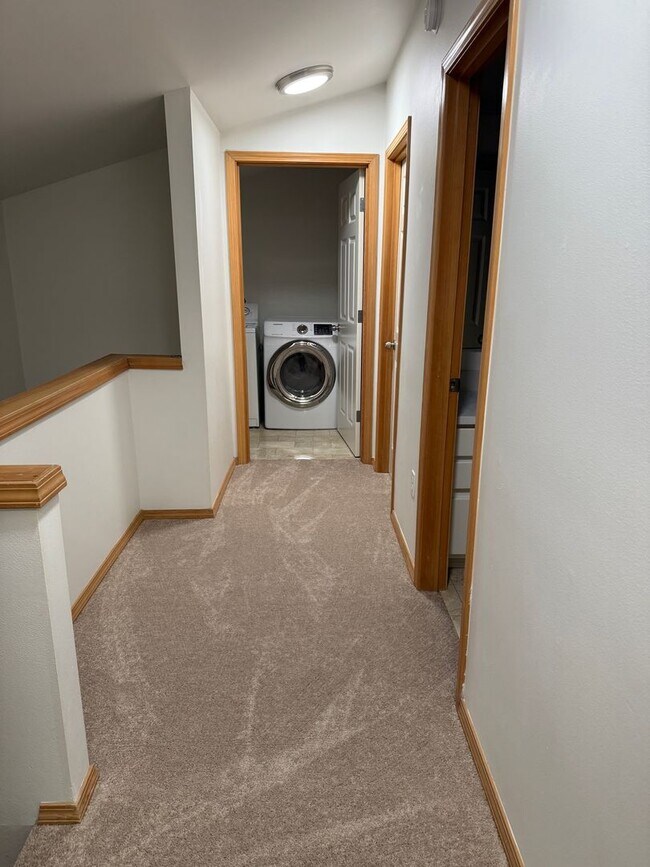 Building Photo - Updated 3 beds/ 2 bath townhome for rent!