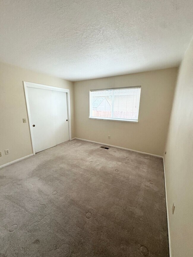 Building Photo - THREE BEDROOM TWO BATH  HOME in the Pocket...