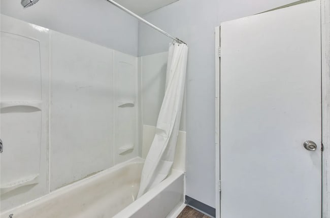 Building Photo - Beautifully Renovated 2-Bedroom, 1-Bath Apartment Move-In Ready!