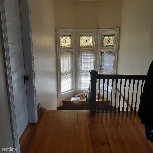 Building Photo - 3 br, 1 bath Apartment - 19-21 Beechwood Ave