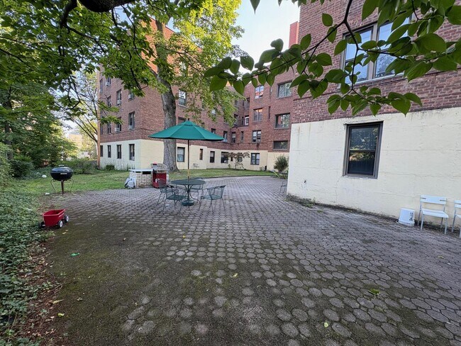 Building Photo - 2 Greenridge Ave