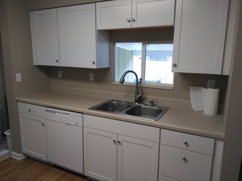 Building Photo - 910 9th Ave SW