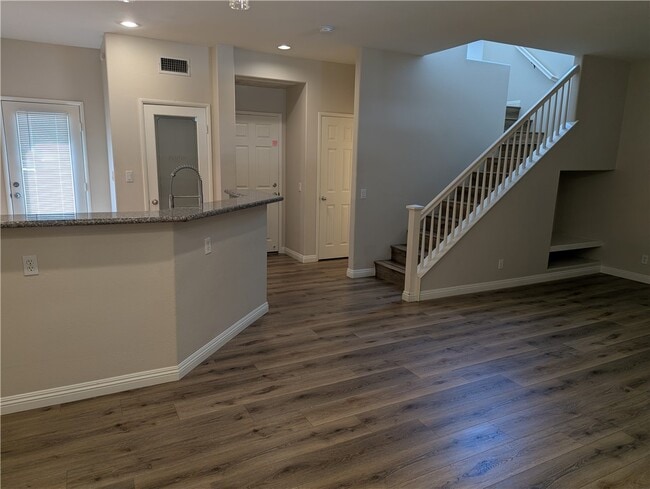 Building Photo - 120 Nantucket Ln