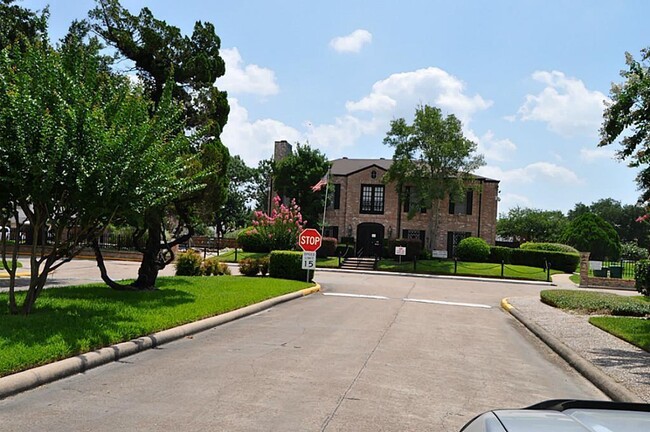 Building Photo - 8450 Ariel St
