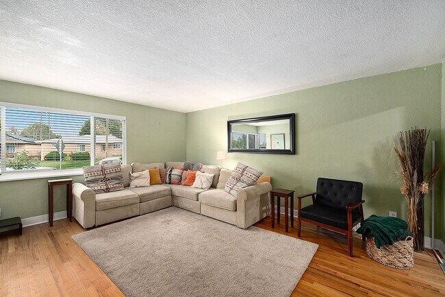 Building Photo - Spacious Top Unit of Quadplex in Park Hill