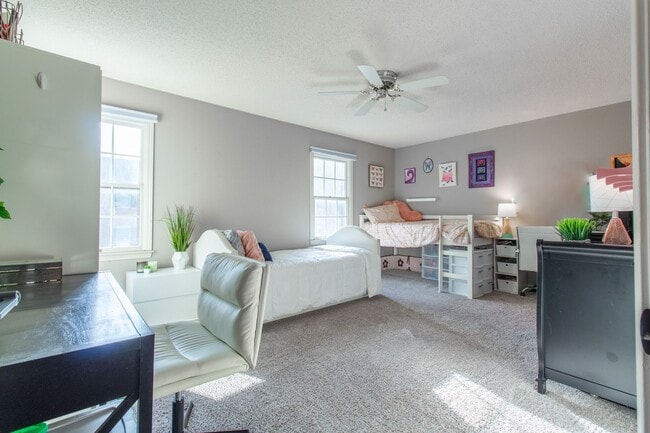 Building Photo - Beautiful 2 Bed, 2.5 Bath Condo in Johnson...