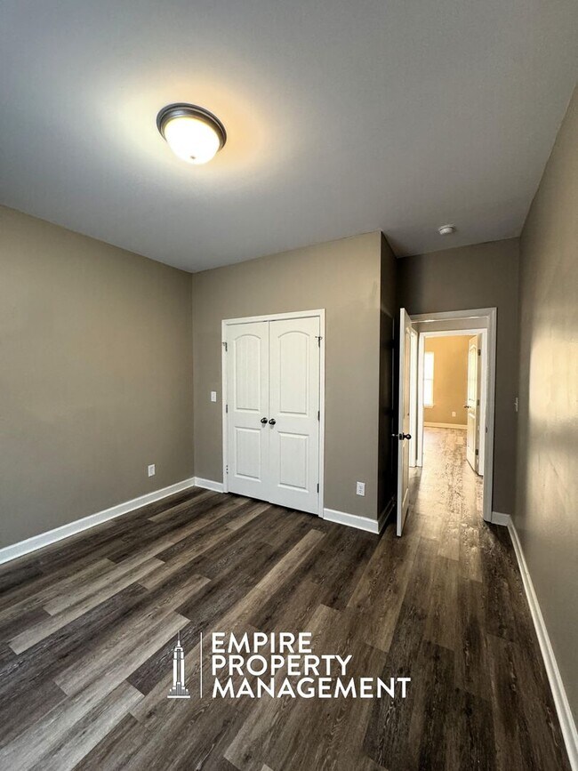 Building Photo - 216 Fern Bank Dr