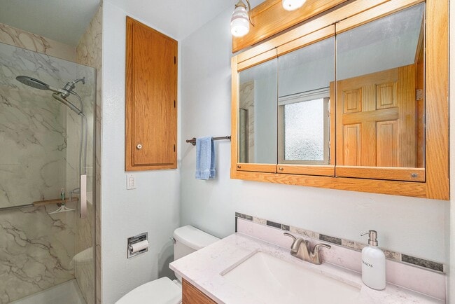 Building Photo - Spacious 5 Bedroom in the Heart of Littleton!