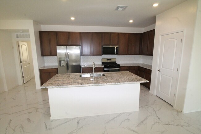 Building Photo - 5523 W Monterey Dr