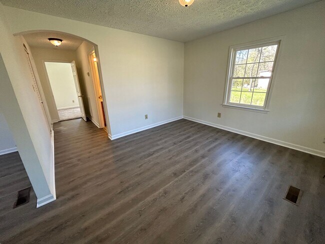Building Photo - Updated 2/1 House in South Rome $995