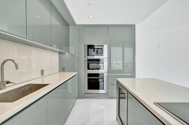 Building Photo - 18975 Collins Ave