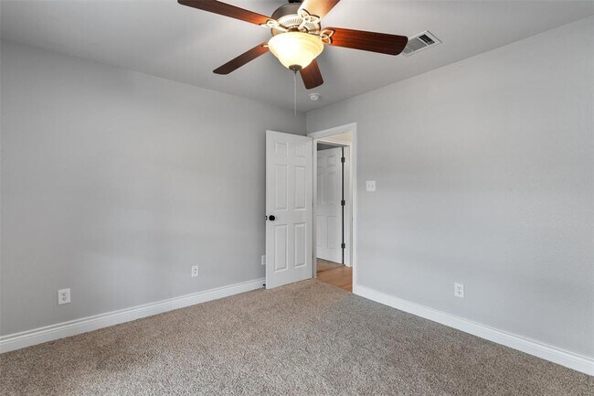 Building Photo - 208 Neal Dr
