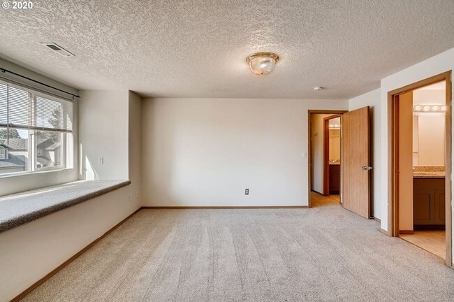 Building Photo - 4 Bedrooms House for Rent