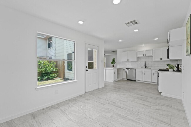 Building Photo - 6310 Mountain Pines Ln