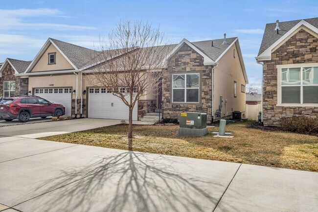 Building Photo - 3 Bedroom Townhome in Riverton!