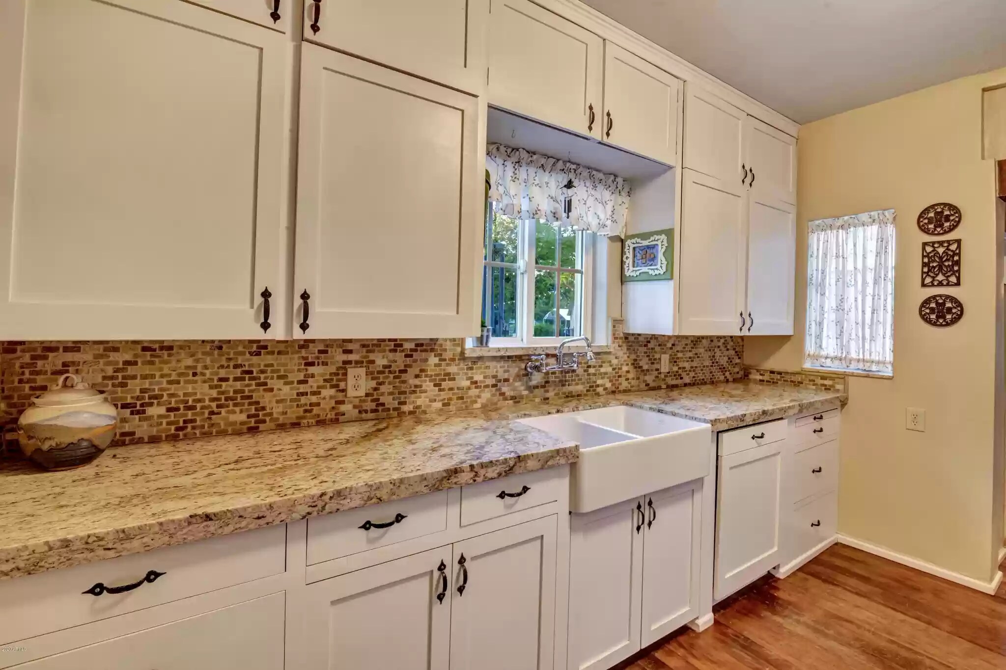 Kitchen - 712 W Manhatton Dr