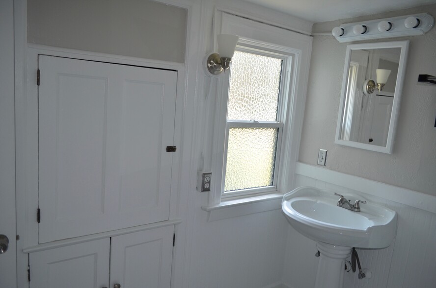 built-ins in bathroom too - 568 Merrimac St