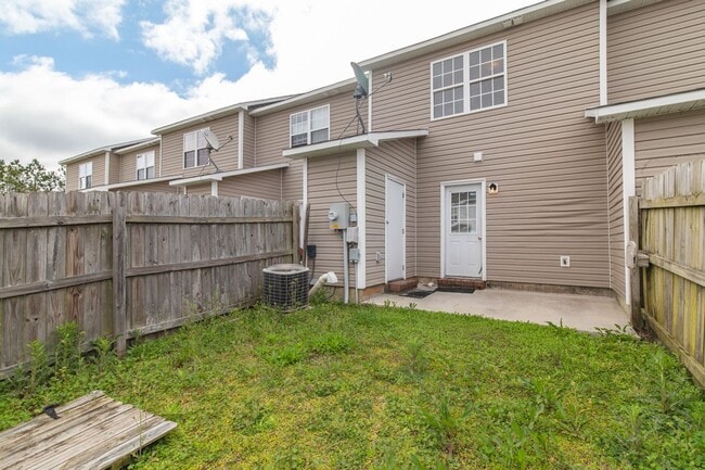 Building Photo - 2 Bed 2.5 Bath Townhome