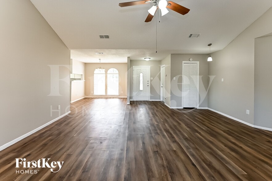 Building Photo - 10811 Forest Leaf Dr