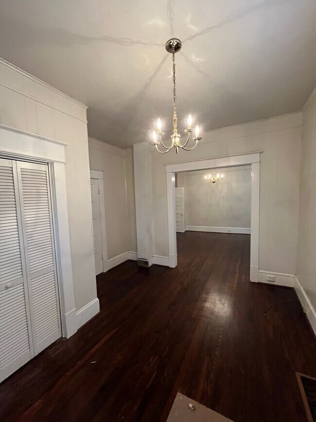 Building Photo - Spacious 3 BR home, Minutes to Medical Cen...